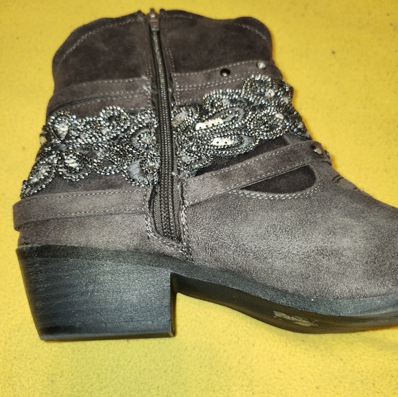 Like New Fashion Ankle Booties - Picture 8 of 9